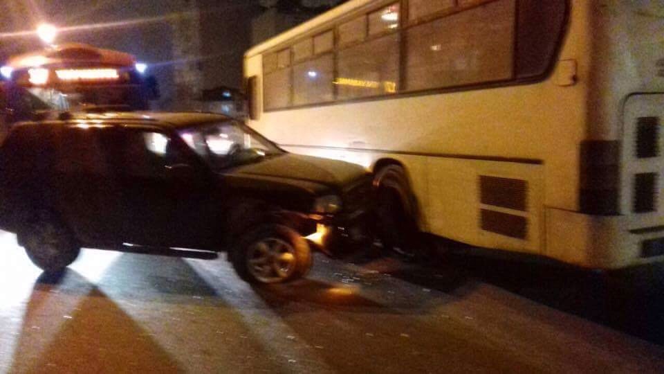 Yasamalda qəza: avtomobil avtobusa çırpıldı - FOTO