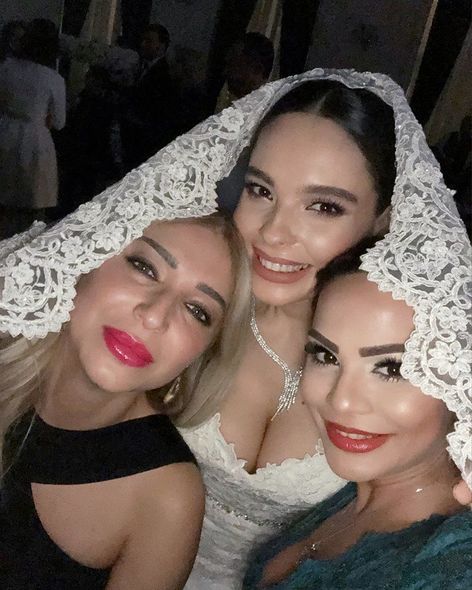 Azərbaycanlı müğənni tanınmış biznesmenlə evləndi – FOTOLAR