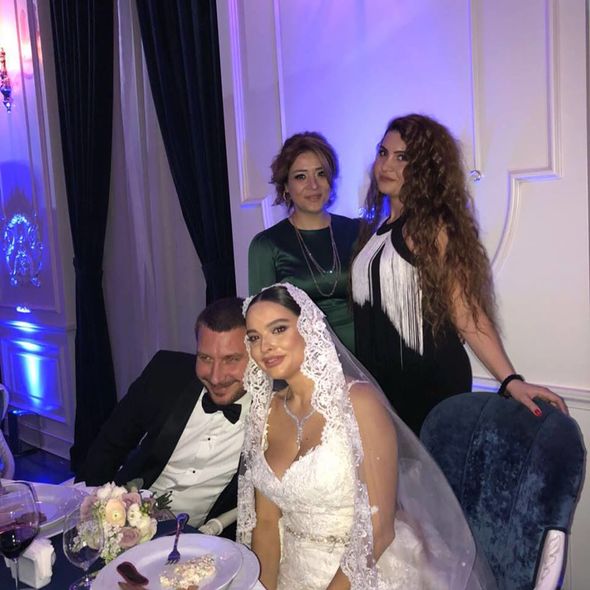 Azərbaycanlı müğənni tanınmış biznesmenlə evləndi – FOTOLAR