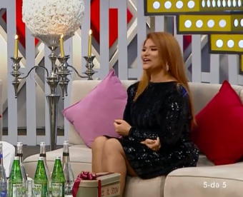 Xumar Qədimovanın mini yupkası canlı yayımda ona çətin anlar yaşatdı - FOTOLAR