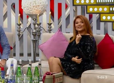 Xumar Qədimovanın mini yupkası canlı yayımda ona çətin anlar yaşatdı - FOTOLAR