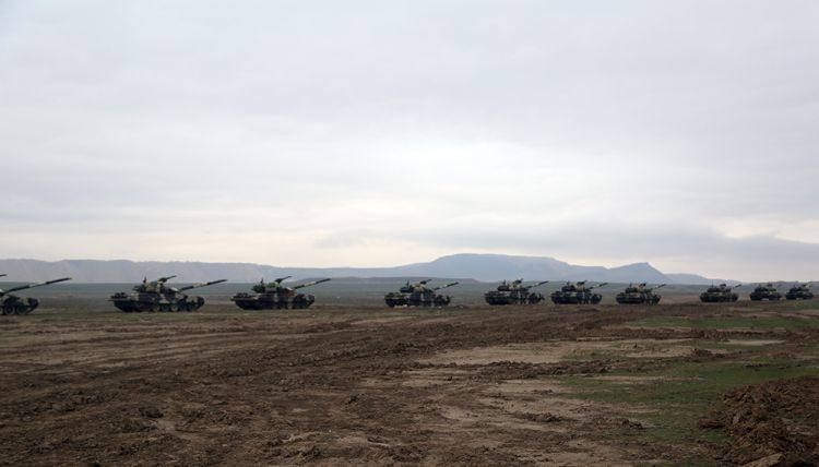 Tank hərbi hissələri təlimdə tapşırıqları yerinə yetirir - FOTO