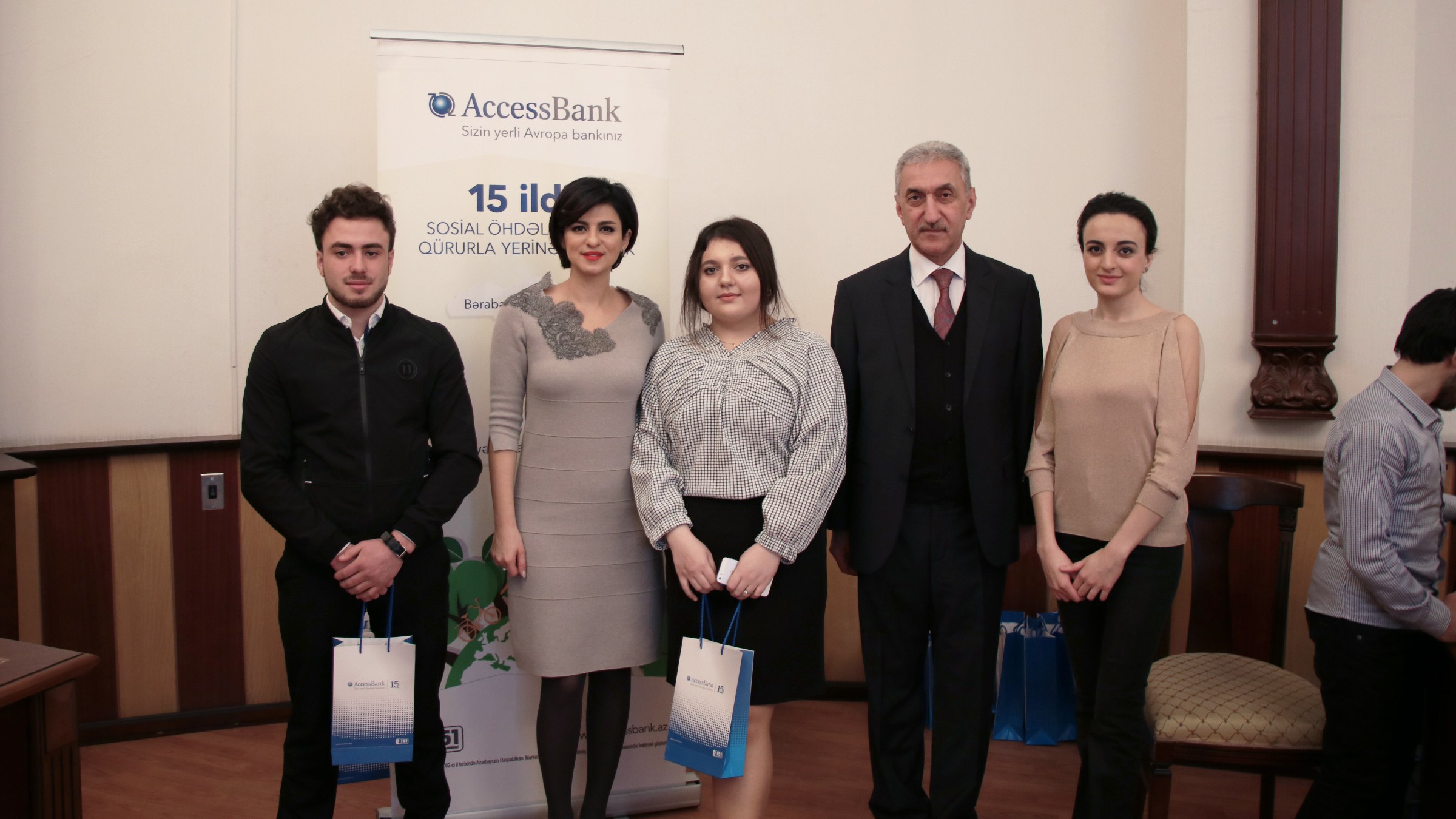 AccessBank UNEC tələbələrinin elmi-tədqiqat işlərinin çapına dəstək verdi - FOTOLAR