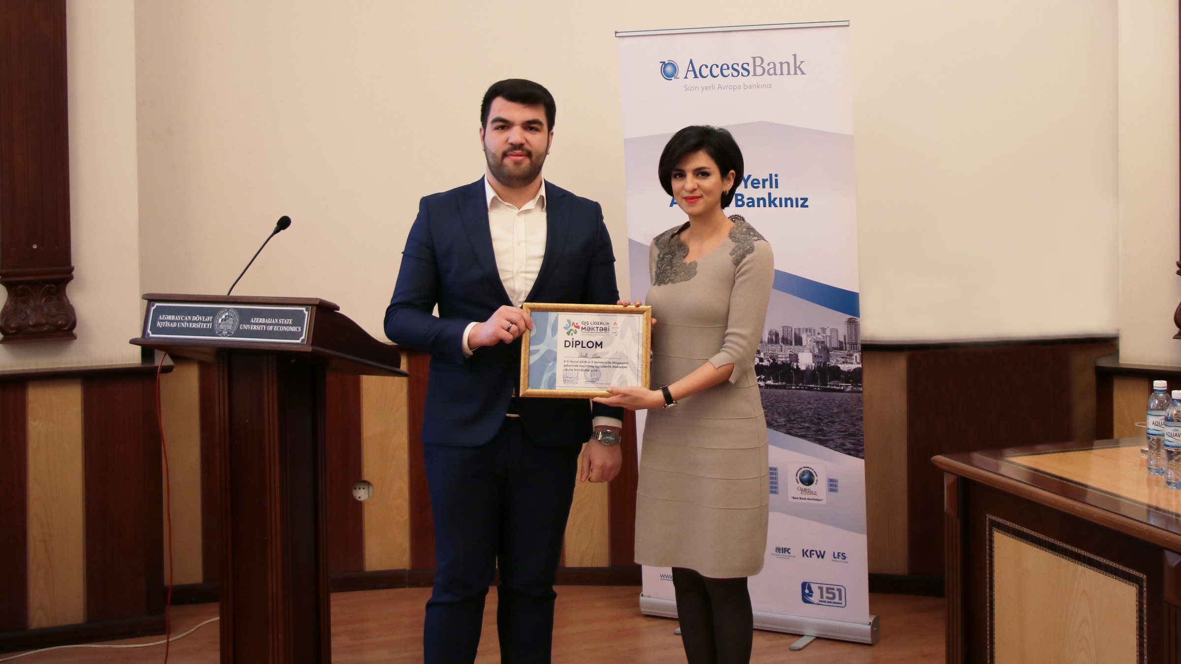 AccessBank UNEC tələbələrinin elmi-tədqiqat işlərinin çapına dəstək verdi - FOTOLAR
