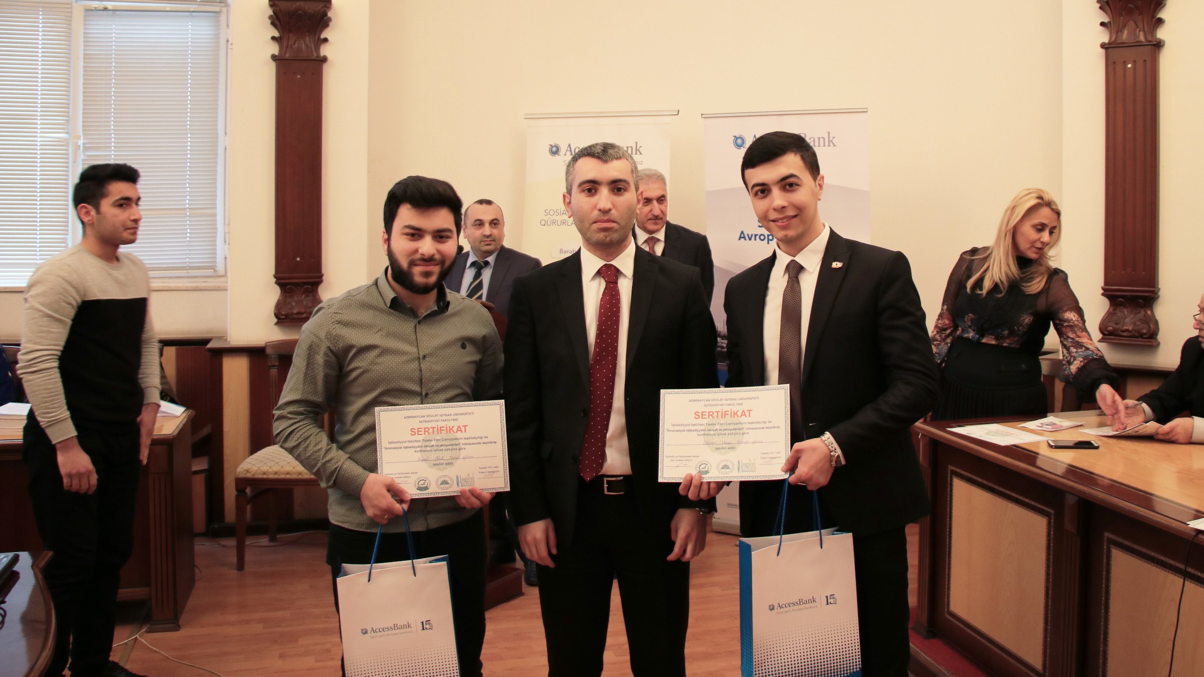 AccessBank UNEC tələbələrinin elmi-tədqiqat işlərinin çapına dəstək verdi - FOTOLAR