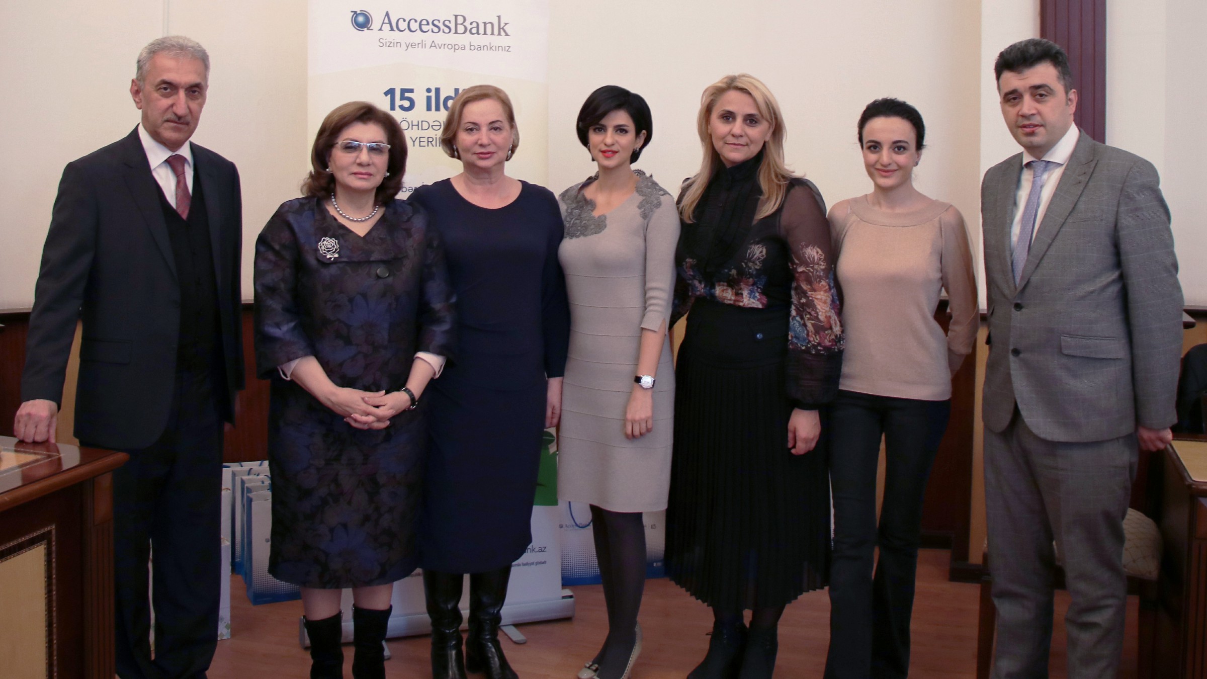 AccessBank UNEC tələbələrinin elmi-tədqiqat işlərinin çapına dəstək verdi - FOTOLAR
