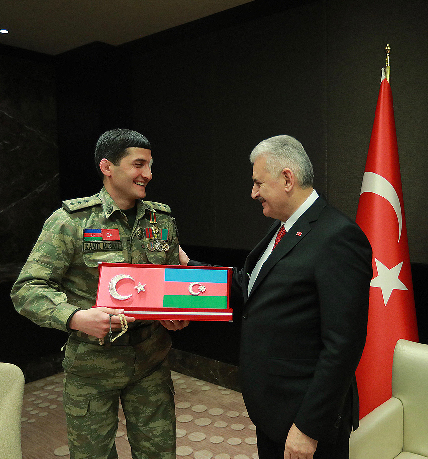 Baş nazir Qarabağ qazisinə təsbeh hədiyyə etdi - FOTO