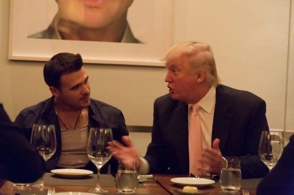 "Emin Trampın qərargahında göründü, özüylə qara laklı qutu gətirmişdi..."