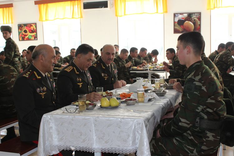 Ramil Usubov Daxili Qoşunların əsgərləri ilə birlikdə naharda - FOTO
