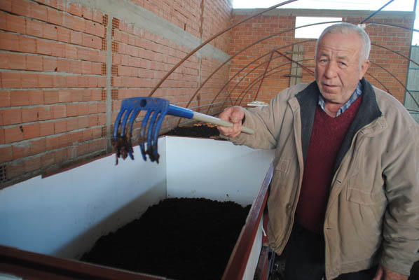 Çoxları iyrənir, o isə pula pul demir - FOTOLAR