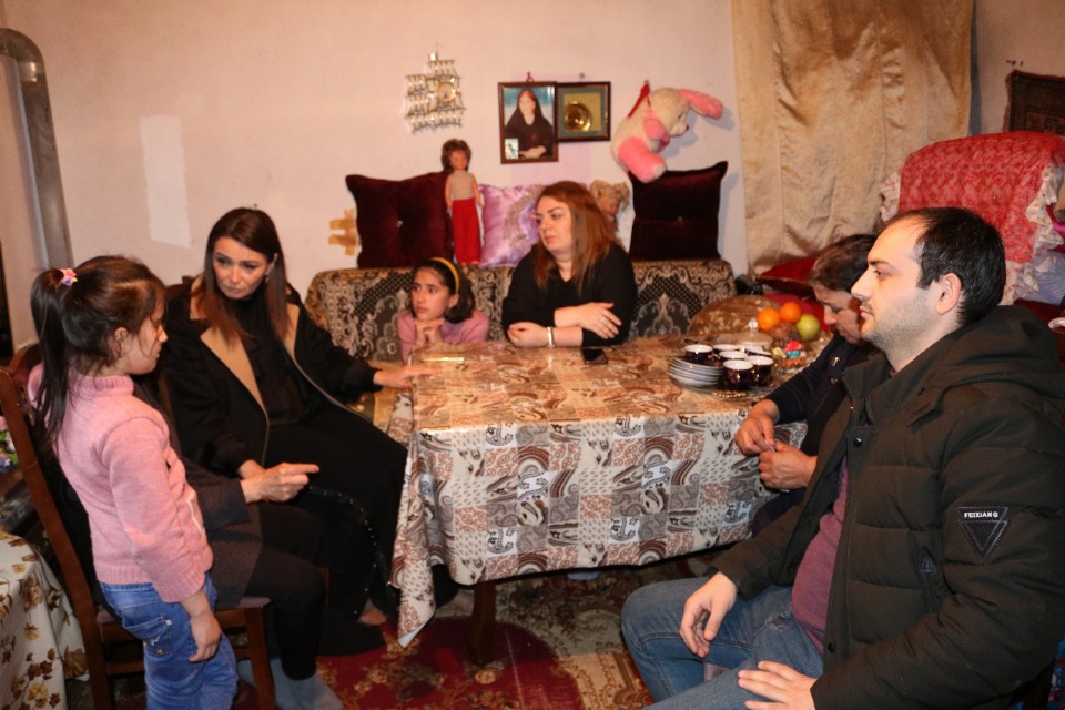 Millət vəkili ölən süpürgəçi qadının övladlarına baş çəkdi, icra başçısı isə ev tikməyə söz verdi - FOTOLAR
