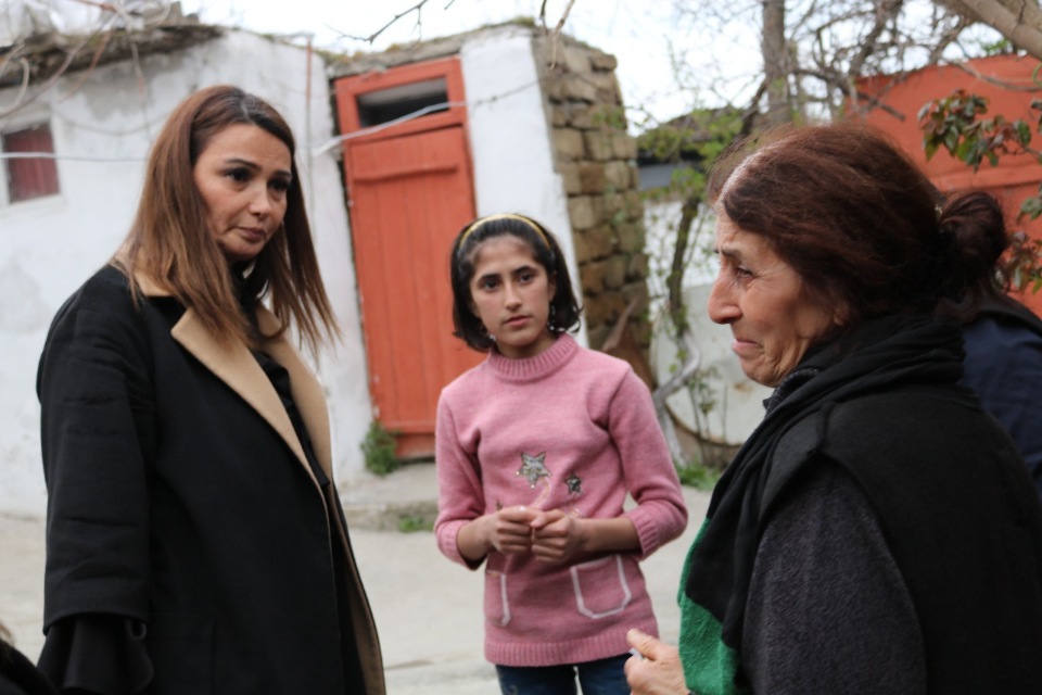 Millət vəkili ölən süpürgəçi qadının övladlarına baş çəkdi, icra başçısı isə ev tikməyə söz verdi - FOTOLAR