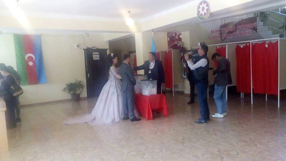 Bəylə gəlin toy günü səsverməyə gəldi - FOTO