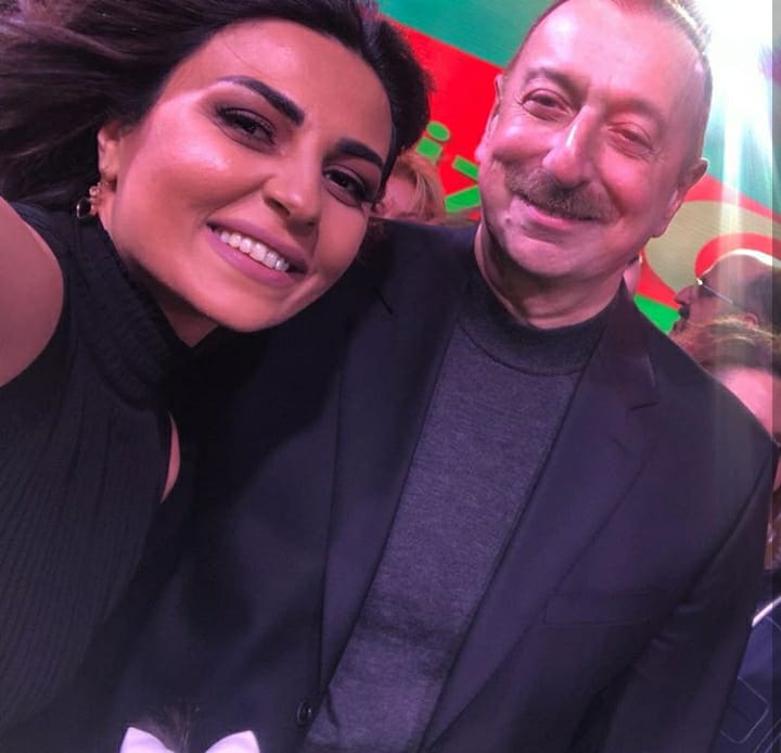 İlham Əliyevlə xanımı sənətçilərlə bir arada - Fotolar