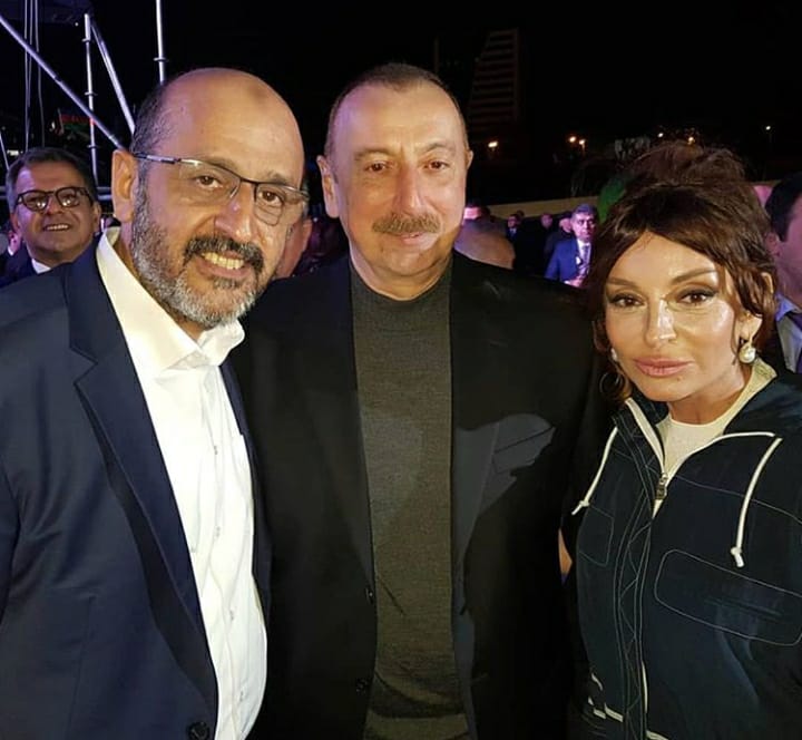 İlham Əliyevlə xanımı sənətçilərlə bir arada - Fotolar
