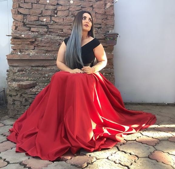 Azərbaycanlı müğənni qırmızı geyindi, gözəlliyi ilə məst etdi - FOTOLAR