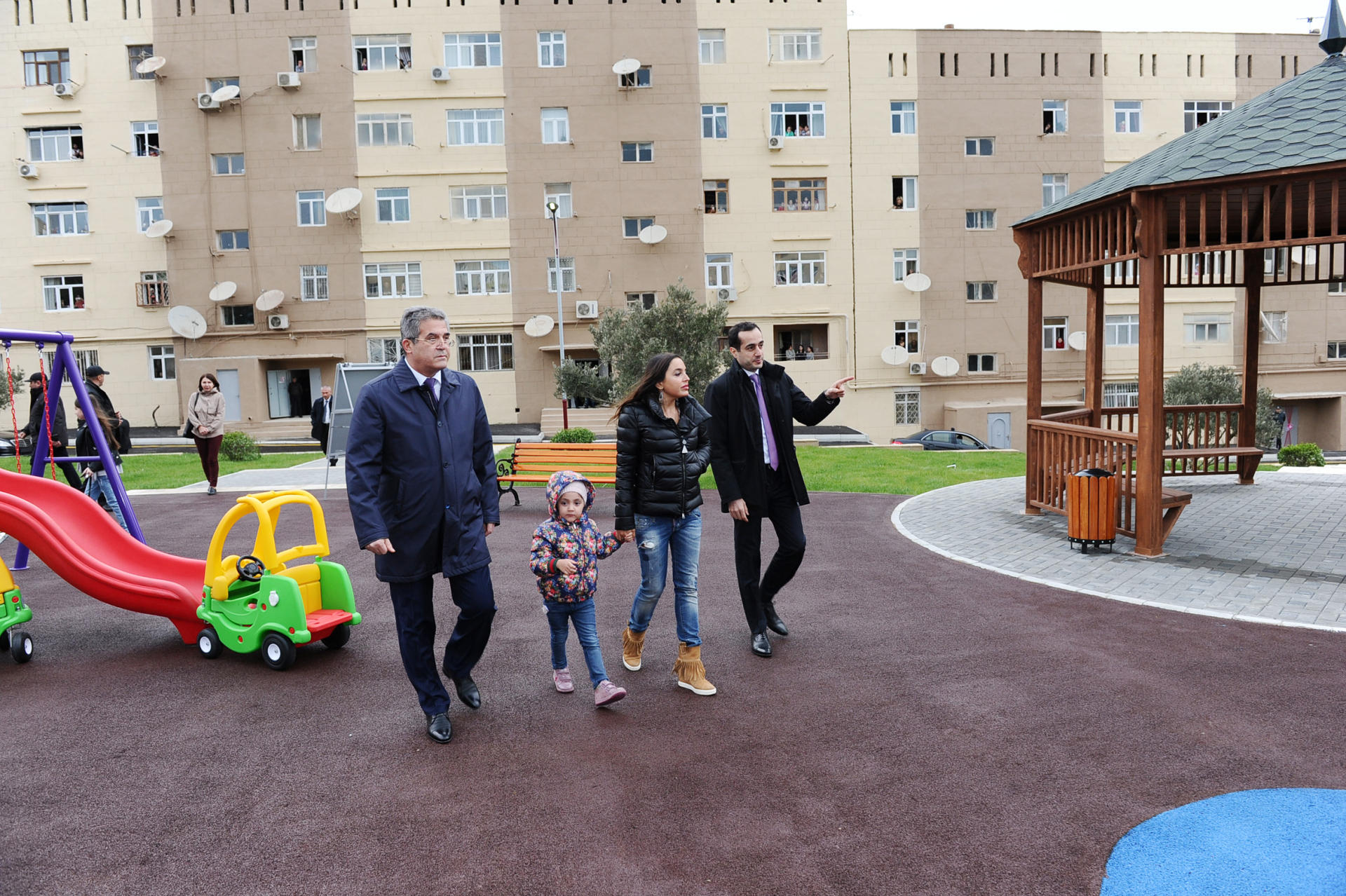Leyla Əliyeva qızı Əminə ilə açılışda — FOTO