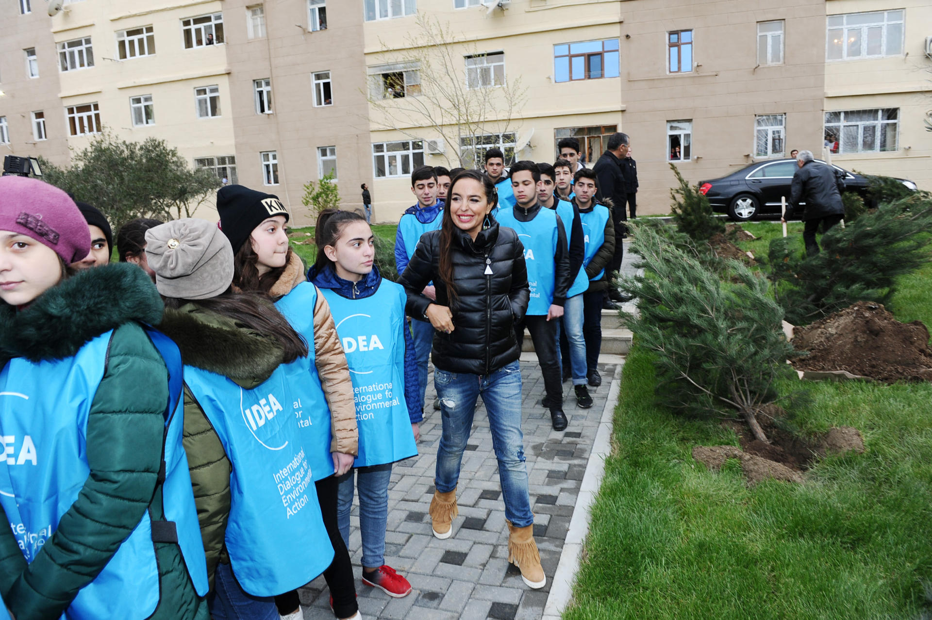 Leyla Əliyeva qızı Əminə ilə açılışda — FOTO