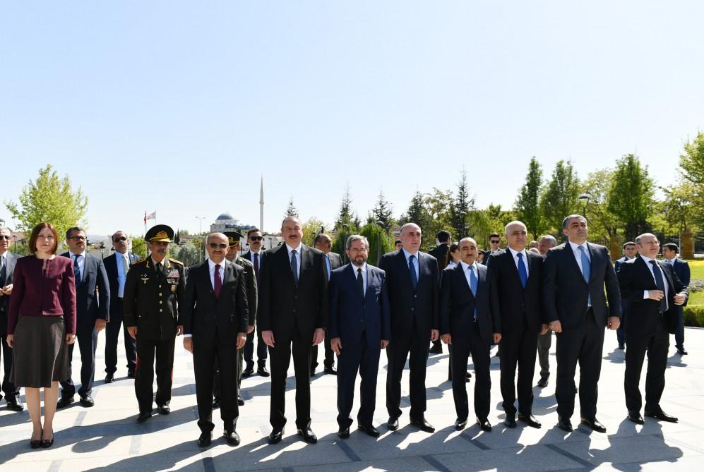 Prezident İlham Əliyev Ankarada Heydər Əliyevin abidəsini ziyarət edib