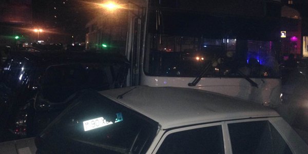 Bakıda sərnişin avtobusu qəza törətdi: sürücü qaçdı - FOTOLAR