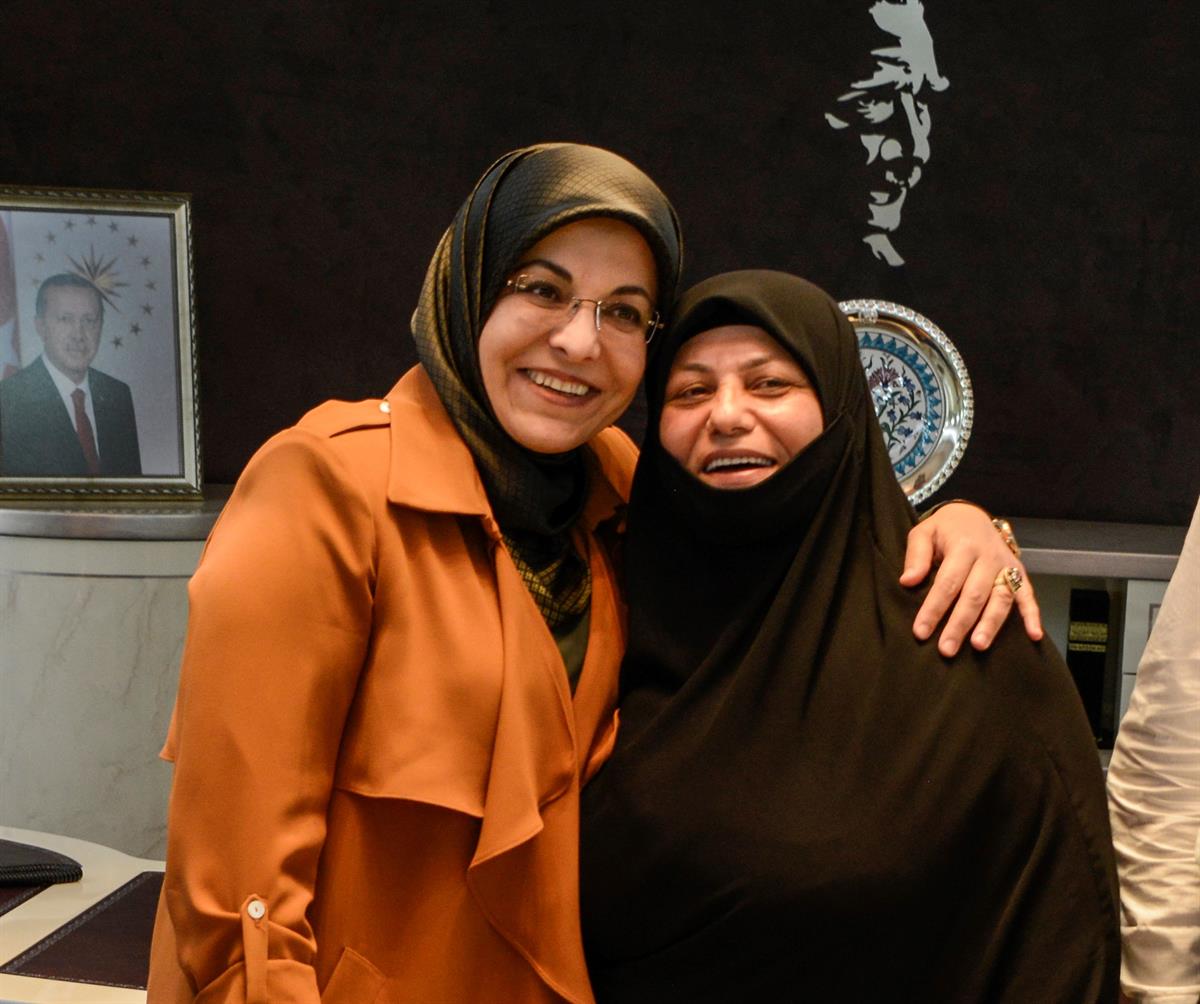 Bütün Türkiyəni ələ salan, özünü qəhrəman elan edən qadın – İfşa olunmasa, deputat olacaqmış (Fotolar)