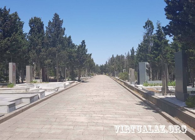 Azərbaycanda hər kəs Fəxri Xiyabanda baş verən bu biabırçılıqdan danışır - FOTOLAR