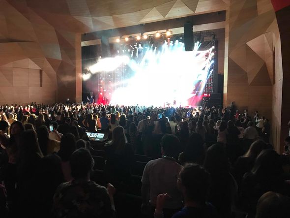 Kənan Doğulu səhnəyə Azərbaycan bayrağı ilə çıxdı – FOTO + VİDEO