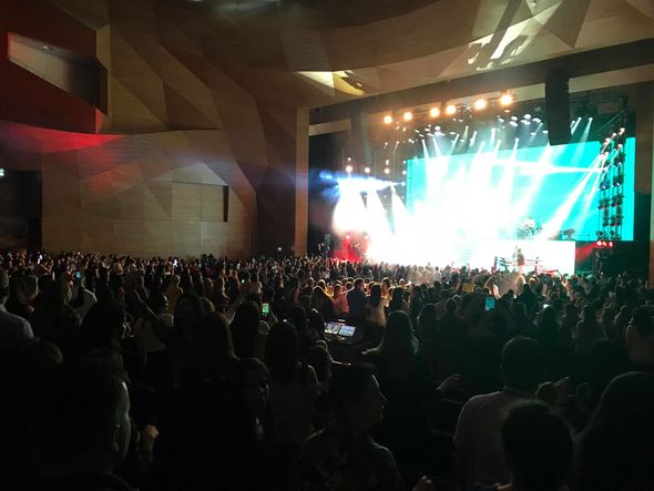 Kənan Doğulu səhnəyə Azərbaycan bayrağı ilə çıxdı – FOTO + VİDEO