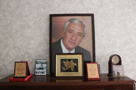 Tahir Əkbərin məzar daşını qoymaq üçün xanımı mahnılarını satışa çıxardı... - FOTO