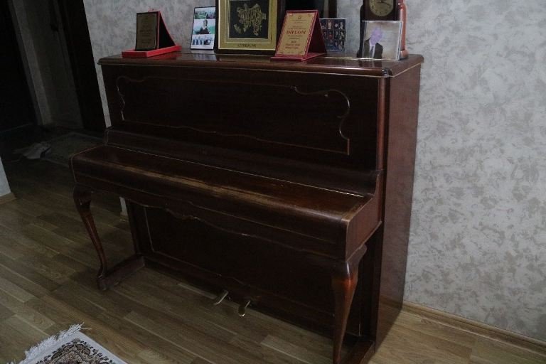Tahir Əkbərin məzar daşını qoymaq üçün xanımı mahnılarını satışa çıxardı... - FOTO