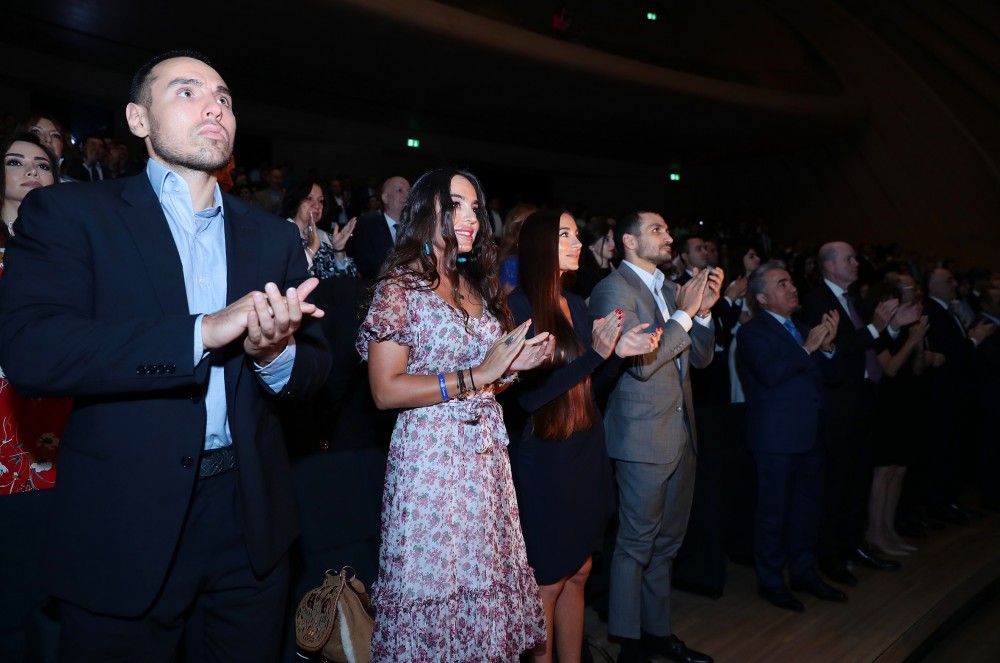 Cümhuriyyətin 100 illiyinə həsr edilən film təqdim edildi — Leyla və Arzu Əliyeva təqdimatda + FOTO
