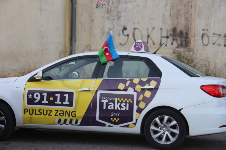 *9111-dan möhtəşəm aksiya - Taksilər bayraqlara büründü - VİDEO