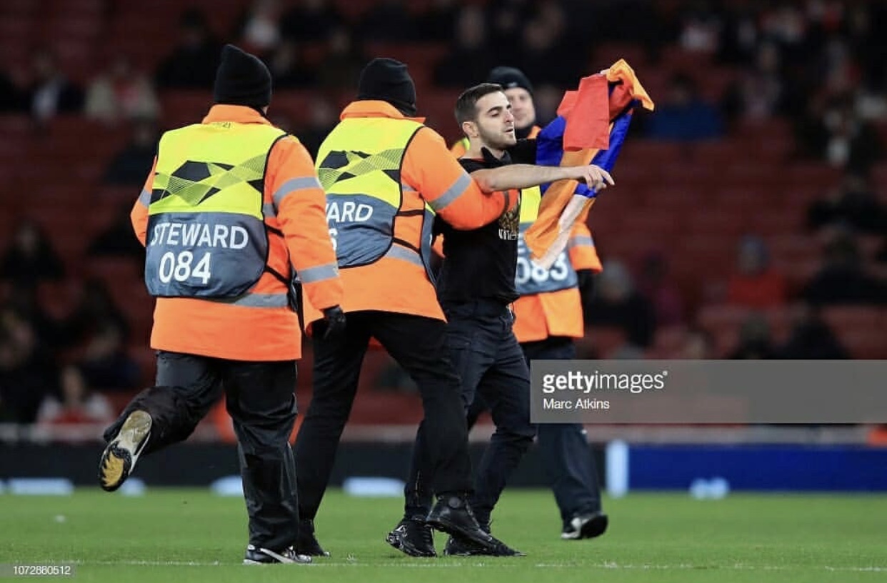 “Arsenal” - “Qarabağ” oyununda erməni Qondarma ölkənin bayrağı ilə meydana hücum etdi - FOTOLAR