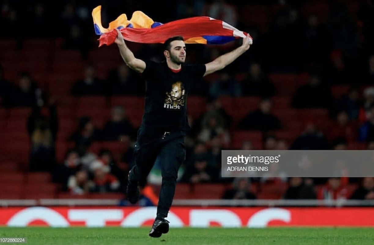 “Arsenal” - “Qarabağ” oyununda erməni Qondarma ölkənin bayrağı ilə meydana hücum etdi - FOTOLAR