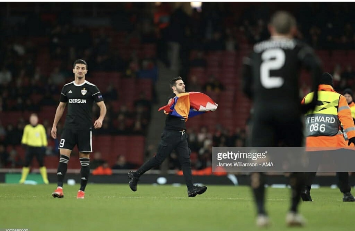 “Arsenal” - “Qarabağ” oyununda erməni Qondarma ölkənin bayrağı ilə meydana hücum etdi - FOTOLAR