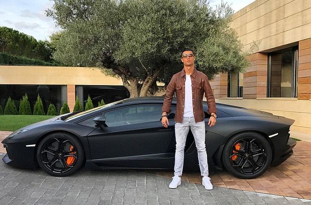 Ronaldo maşınlarını satsa, Türkiyənin ən bahalı klubuna sahib olar- Fotolar