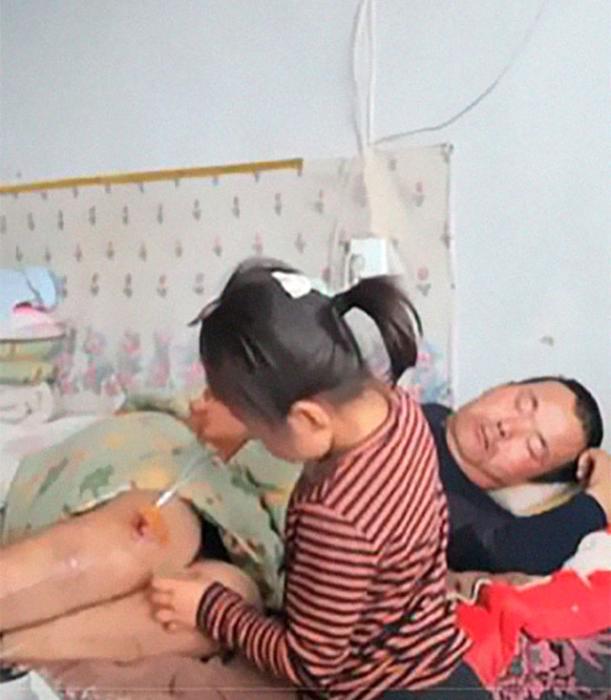 Dünya xəstə atasına baxan bu 6 yaşlı qızdan danışır - Fotolar