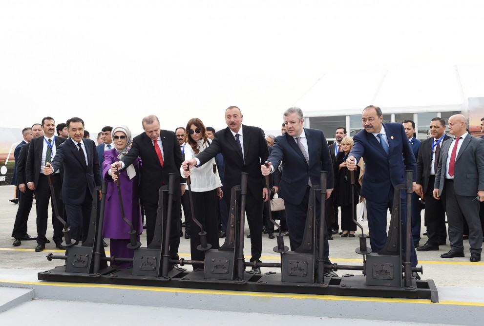 İlham Əliyev - Azərbaycanı inamla irəli aparan Prezident