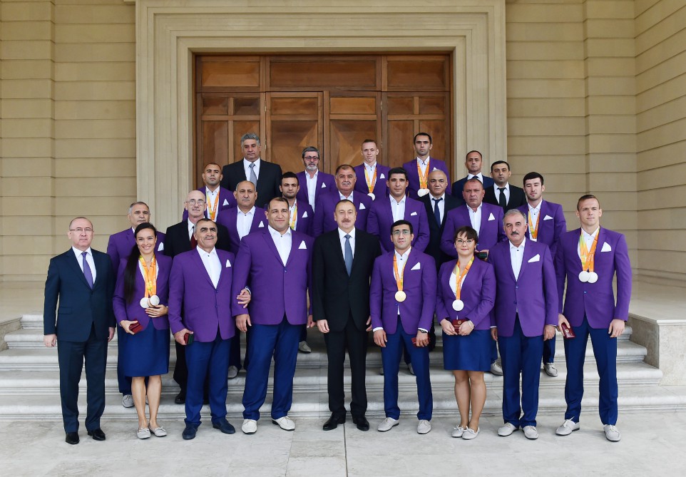 İlham Əliyev - Azərbaycanı inamla irəli aparan Prezident