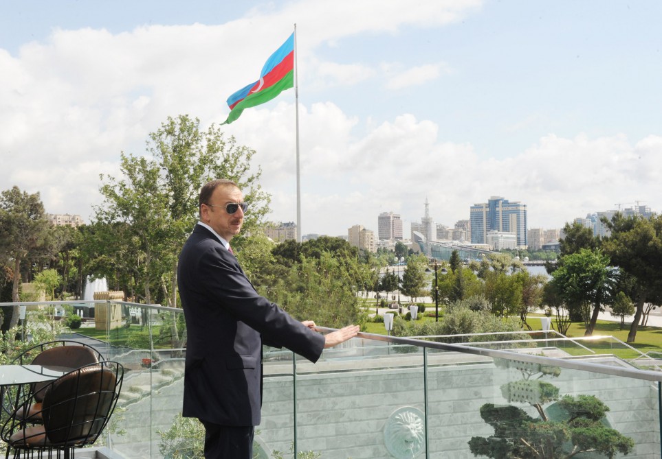 İlham Əliyev - Azərbaycanı inamla irəli aparan Prezident