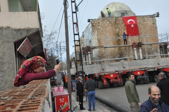 Dünyada bir ilk: Məscid 5 kilometr daşındı– FOTO