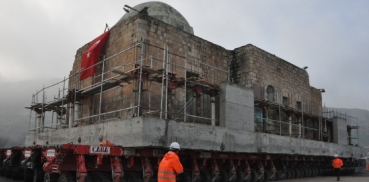 Dünyada bir ilk: Məscid 5 kilometr daşındı– FOTO