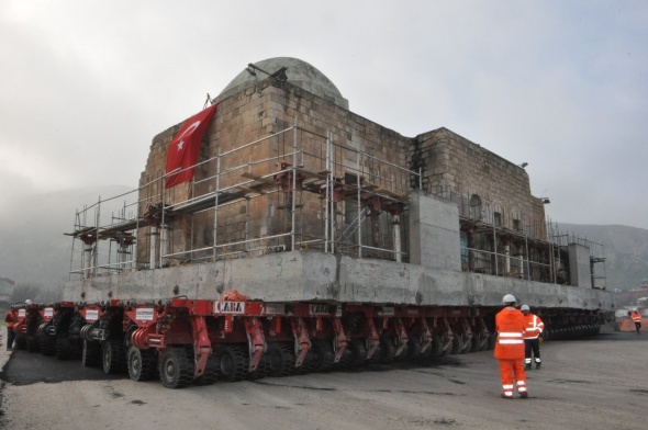 Dünyada bir ilk: Məscid 5 kilometr daşındı– FOTO