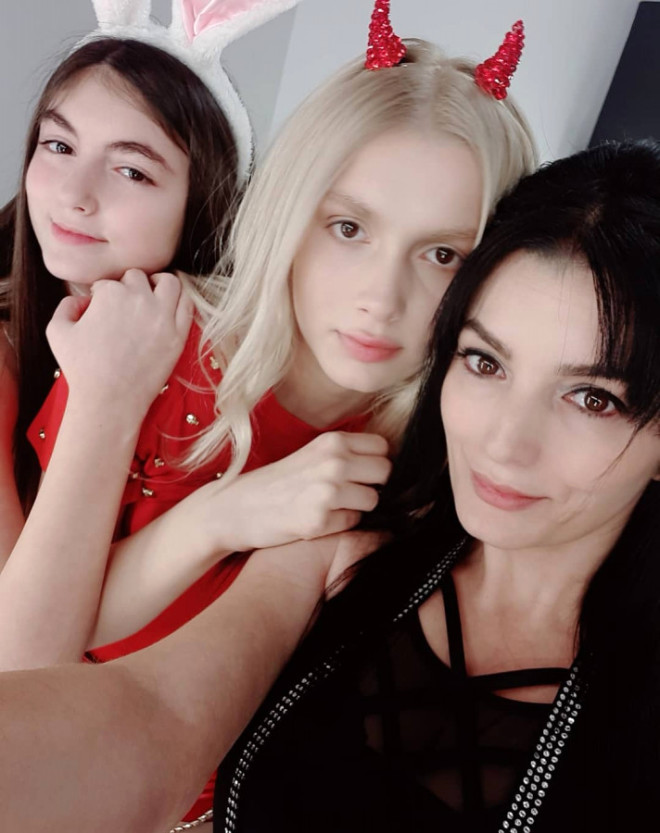 Məşhur müğənninin anası hamını təccübləndirdi- Fotolar