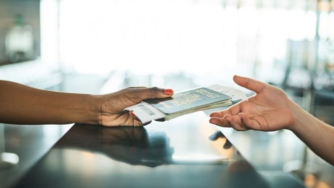 Pasportsuz dünyanı gəzmək olarmı? Bu status yalnız kraliçaya məxsusdur-Fotolar