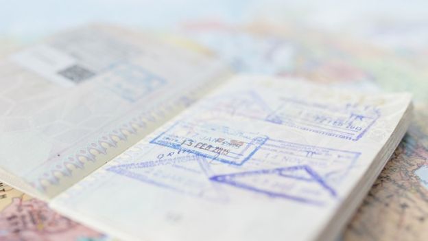 Pasportsuz dünyanı gəzmək olarmı? Bu status yalnız kraliçaya məxsusdur-Fotolar