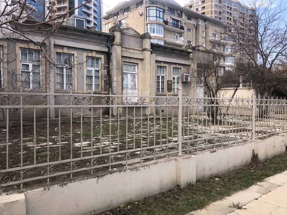 Jurnalist həyacan təbili çaldı: Cəfər Cabbarlının ev muzeyi dağılır-Fotolar
