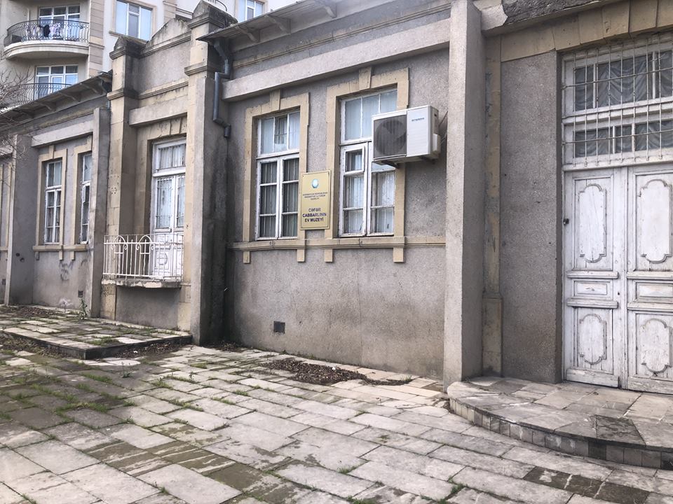 Jurnalist həyacan təbili çaldı: Cəfər Cabbarlının ev muzeyi dağılır-Fotolar