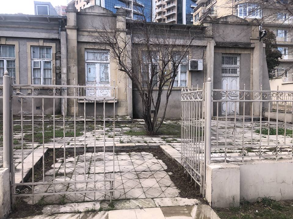 Jurnalist həyacan təbili çaldı: Cəfər Cabbarlının ev muzeyi dağılır-Fotolar