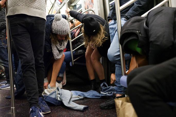 Metroda aksiya - hamı soyunmağa başladı - FOTOLAR